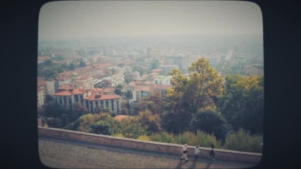 Vista superior de una ciudad vieja en la colina. — Vídeos de Stock