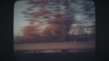 Şiddetli rüzgar türbinlerinin yanından geçiyoruz.