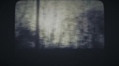 Soğuk, karlı bir günde araba sürerken, güneş parlarken