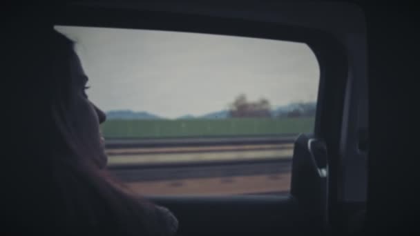 Mujer montando un coche, mirando a la ventana — Vídeos de Stock