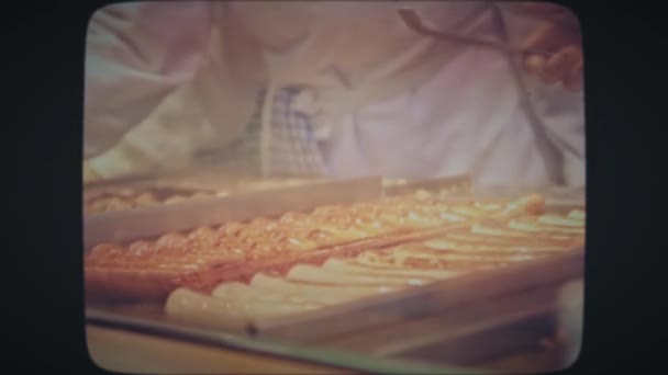 Традиционные немецкие колбасы на гриле на продовольственном рынке — стоковое видео