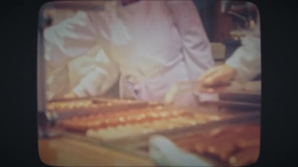 Традиционные немецкие сосиски на гриле в Макрете — стоковое видео