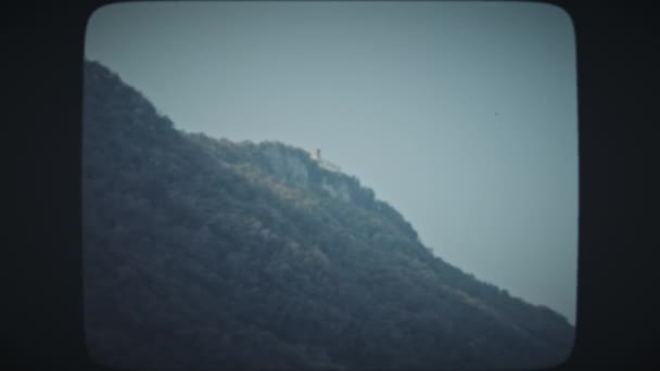 Osamělý kostel na vrcholu hory — Stock video