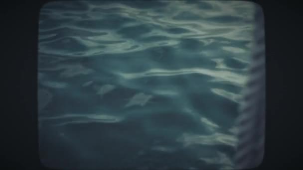 Valurile albastre ale lacului lângă doc — Videoclip de stoc