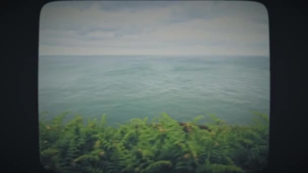 Går längs klippan med havsutsikt — Stockvideo
