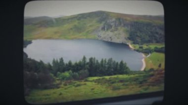 İrlanda 'daki Lough Tay Gölü' nün üstünde