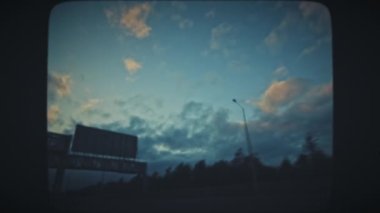 Güzel gökyüzü ile otoyolda araba sürmek