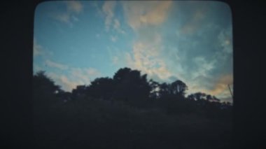 Güzel gökyüzü ile otoyolda araba sürmek