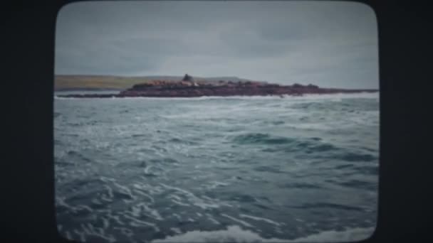 Okyanusun ortasında bir kaya adası — Stok video