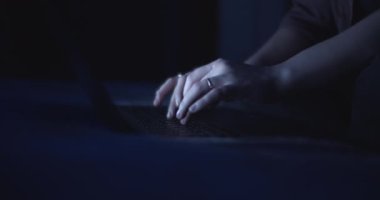 Dizüstü bilgisayarını kullanan bir kadın.