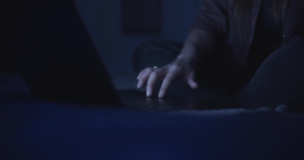 Kvinna rulla en pekplatta på laptop — Stockvideo