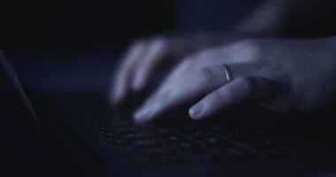 Bilgisayar klavyesinde yazan kadın elleri 