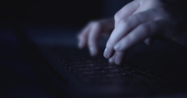 Mãos digitando no laptop à noite — Vídeo de Stock