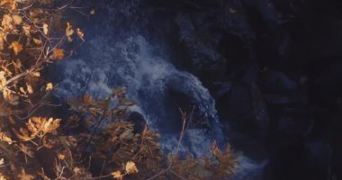 Su kayalara çarpar.