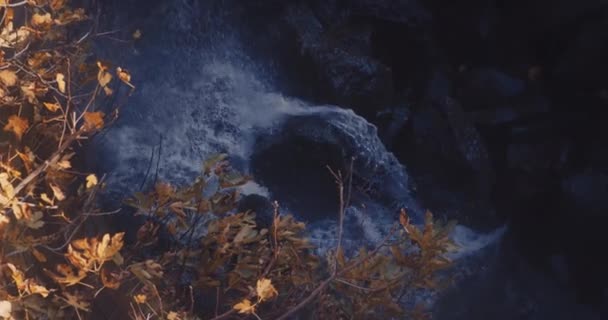 Waterfall crashing into river rocks — Vídeos de Stock