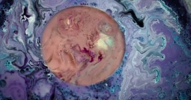 Dönen renklerle çevrili büyük pembe daire. Makroda soyut sıvı renkler.