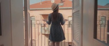 Avrupa 'nın eski bir kasabasında şapkalı bir kadın