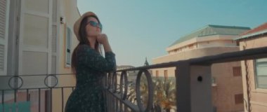 Avrupa 'da balkonda duran bir kadın.