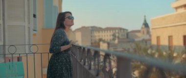 Yaz tatilinde özgür ve mutlu bir kadın