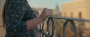 Avrupa 'nın eski şehrini keşfeden kadın