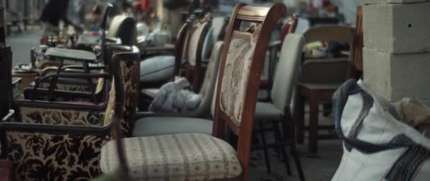 Cadeiras retro antigas para venda — Vídeo de Stock