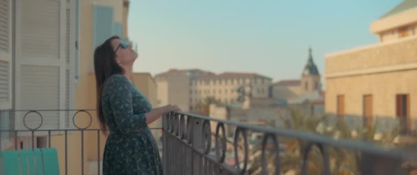 Женщина расслаблена и свободна в отпуске — стоковое видео