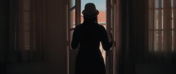 Femeia cu pălărie la balcon — Videoclip de stoc