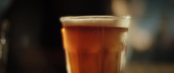 Un vaso de cerveza dorada fría — Vídeo de stock