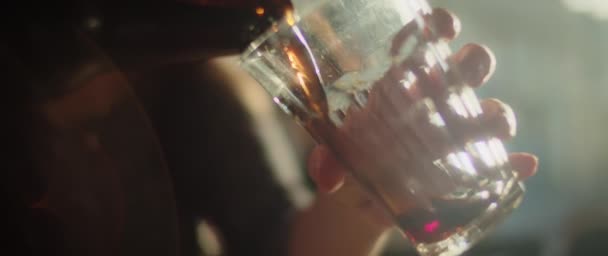 Bebida escura sendo derramada em um copo — Vídeo de Stock