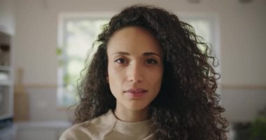 Çok ırklı güzel bir kadının portresi