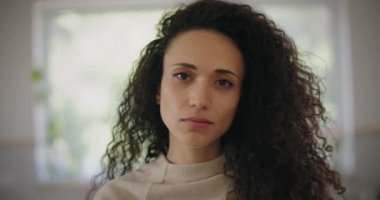 Üzgün görünümlü genç bir kadının portresi