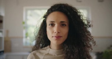 Çok ırklı genç bir kadının portresi