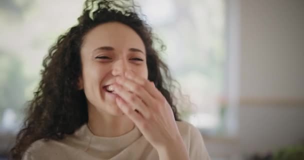 Retrato de uma jovem mulher feliz rindo — Vídeo de Stock