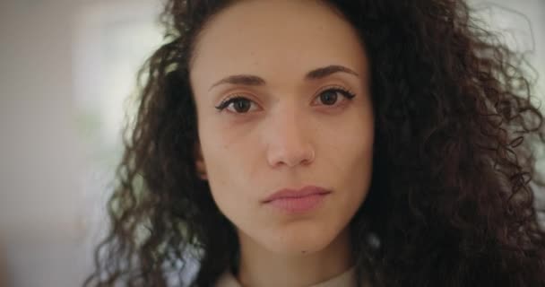 Vážně vypadající multietnická mladá žena — Stock video