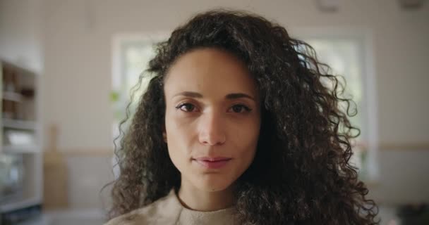 Mulher com cabelo encaracolado ligeiramente sorridente — Vídeo de Stock