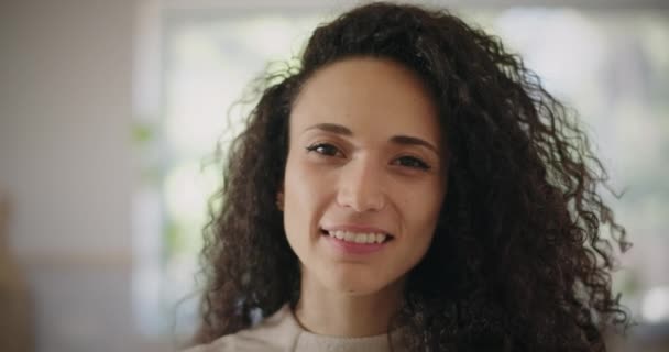 Hermosa joven feliz sonriendo — Vídeo de stock