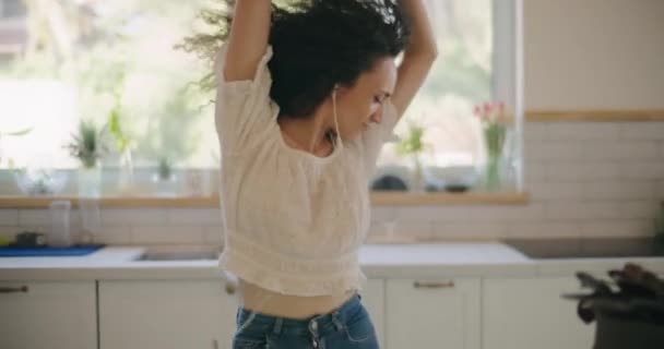 Женщина слушает музыку и танцует — стоковое видео