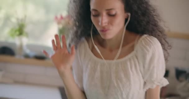 Close up de uma jovem menina feliz dançando — Vídeo de Stock