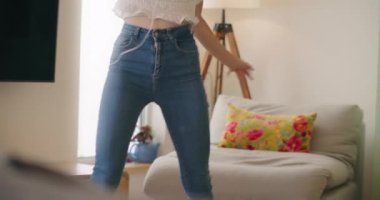 Dans eden ve şarkı söyleyen genç bir kadın 