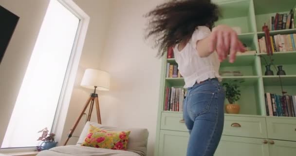 Baixo ângulo tiro de uma mulher dançando — Vídeo de Stock