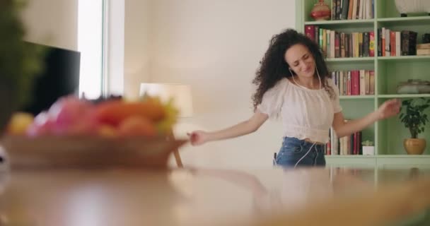 Mulher dançando livremente na sala de estar — Vídeo de Stock