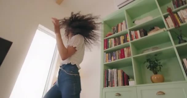 Foto portátil de uma mulher feliz dançando — Vídeo de Stock