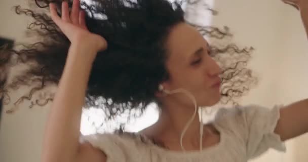 Close up de uma mulher com cabelo encaracolado — Vídeo de Stock