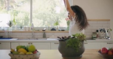 Dans eden bir kadının orta boy fotoğrafı. 