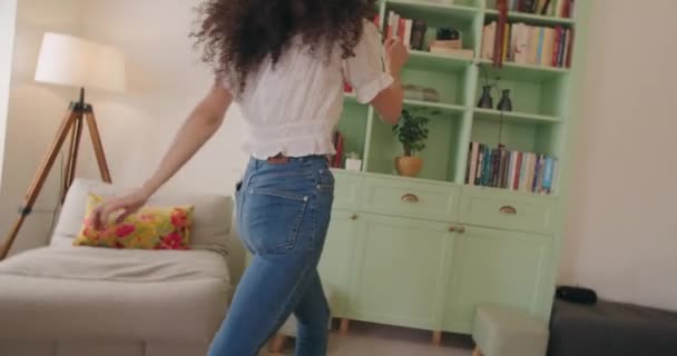 Mulher em roupas casuais dançando livremente — Vídeo de Stock