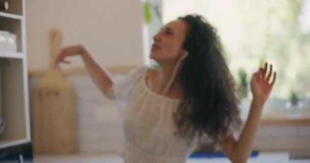 Une femme aux cheveux bouclés dansant seule — Video