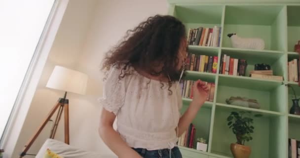 Mulher com cabelo encaracolado dançando sozinha — Vídeo de Stock