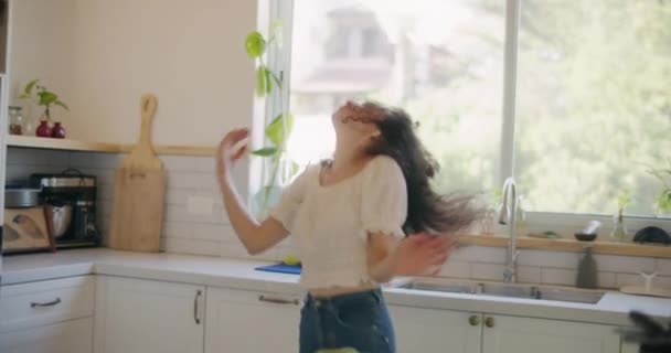 Handhållen bild av en ung kvinna som dansar — Stockvideo
