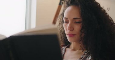 Kitap okuyan güzel melez kadın.