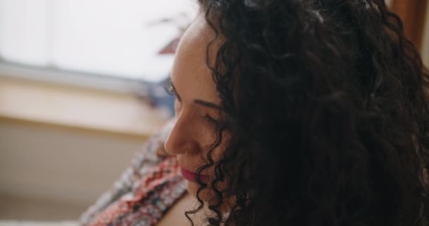 Belle jeune femme aux cheveux bouclés — Video